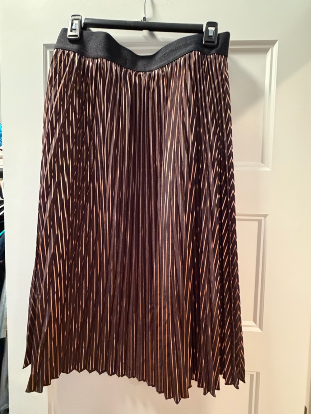 LuLaRoe Elegant “Jill” Rose Gold and black pleated Skirt.